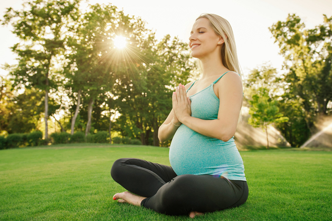 Забеременела сверху. Йога для беременных на природе. Дыхательная гимнастика беременной. Дыхание беременной женщины. Дыхательные упражнения для беременных.