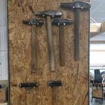 Oetgen Gongs 2023 - die Hämmer von Gongbaumeister Walter Meyer sind jetzt in Broder Oetgens Händen - wie schön!